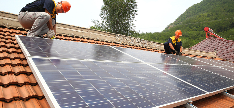 Panneaux solaires installés sur le toit résidentiel